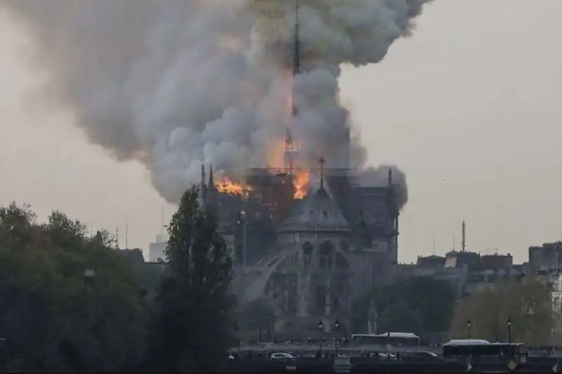 incendio notre dame parigi 6