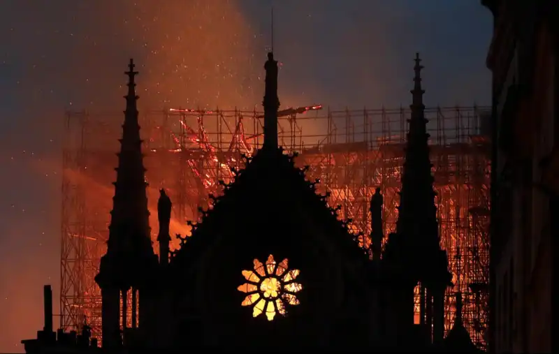 incendio notre dame parigi 6