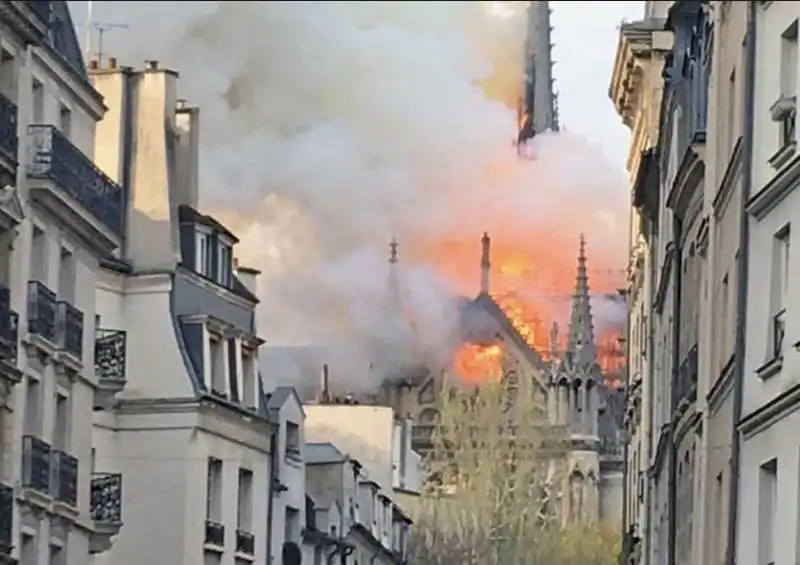 incendio notre dame parigi 7