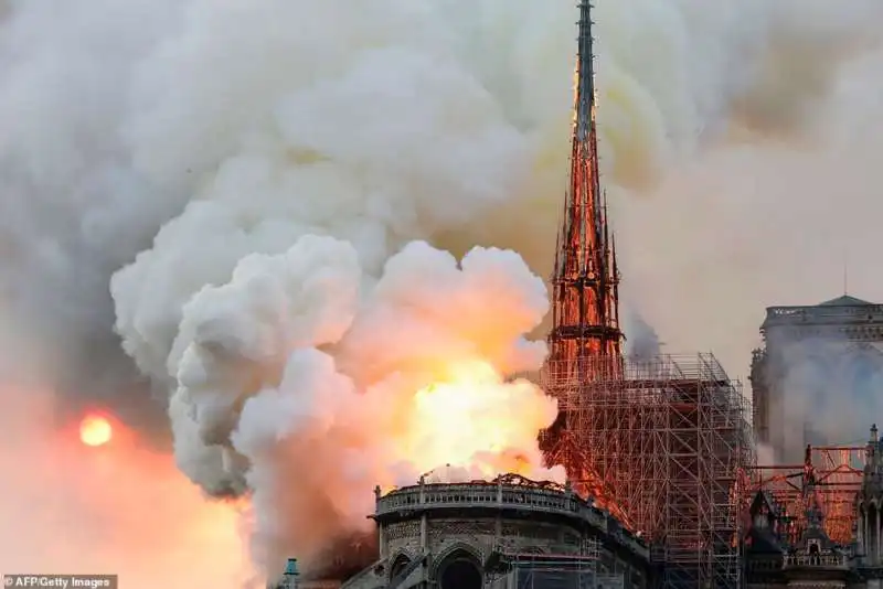 incendio notre dame parigi 7