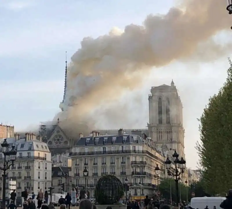 incendio notre dame parigi 8