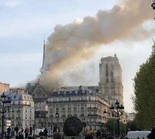 incendio notre dame parigi 8