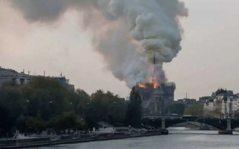 incendio notre dame parigi 8