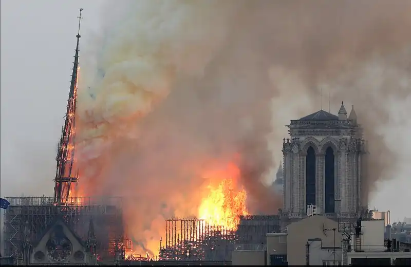 incendio notre dame parigi 8