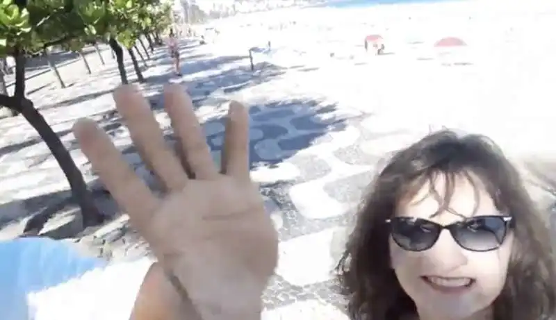 ipanema   ragazza si fa un video e un ladro in bici le porta via lo smartphone 3