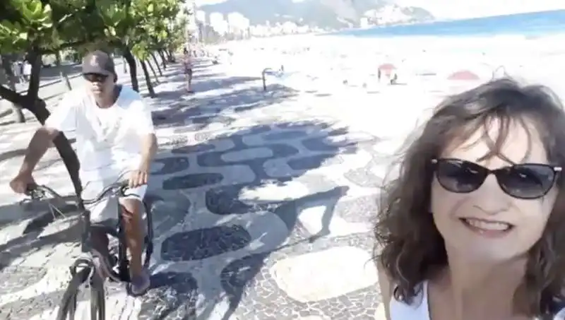 ipanema   ragazza si fa un video e un ladro in bici le porta via lo smartphone 4