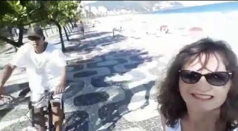 ipanema   ragazza si fa un video e un ladro in bici le porta via lo smartphone 6