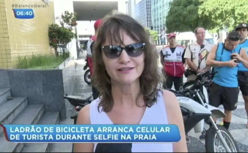 ipanema   ragazza si fa un video e un ladro in bici le porta via lo smartphone 7