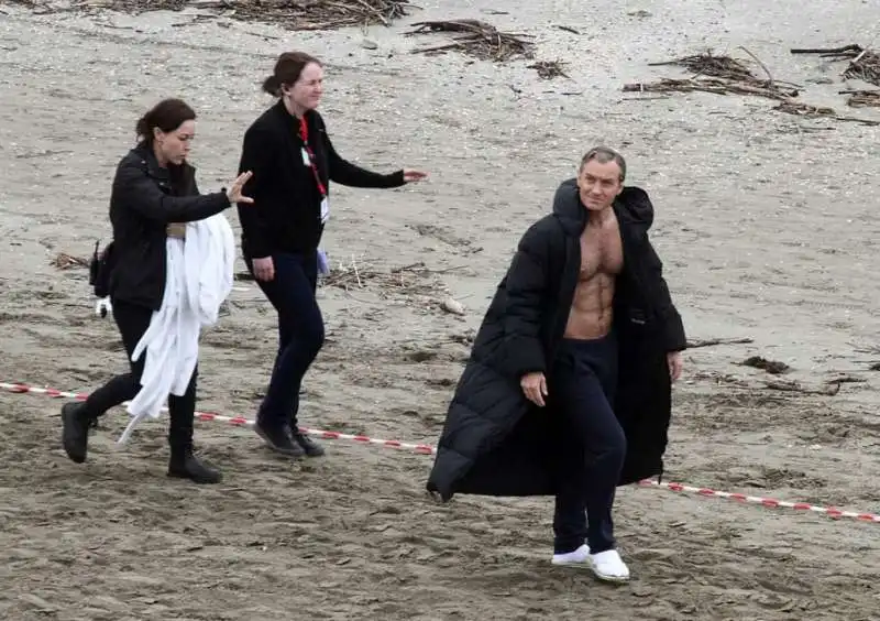 jude law sul set di the new pope 9