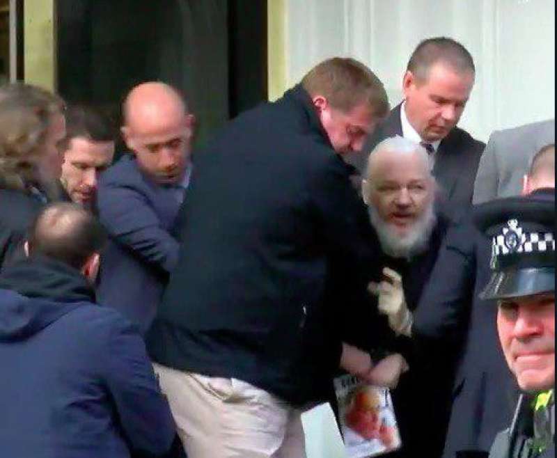 JULIAN ASSANGE PORTATO VIA DI PESO DALL AMBASCIATA DELL ECUADOR