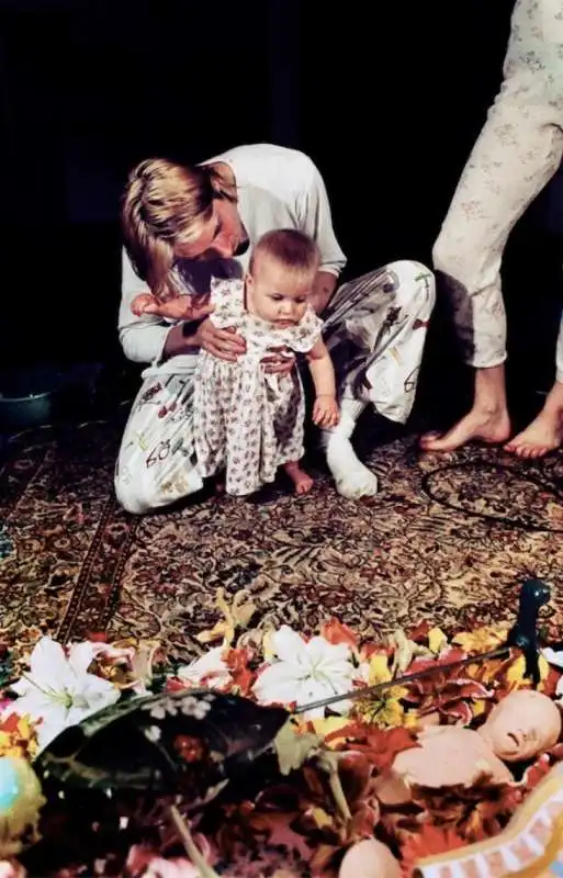 kurt cobain e la figlia frances bean con il collage per il retro della copertina di in utero