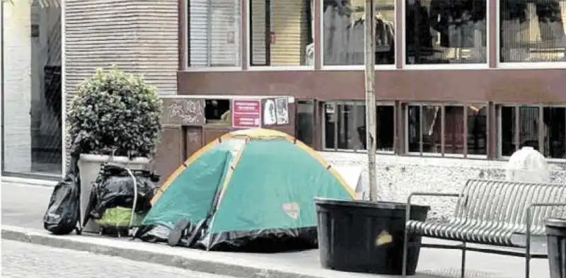 la tenda del clochard in via della frezza a roma