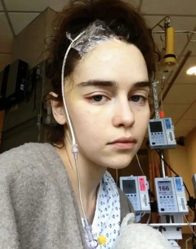 le foto di emilia clarke in ospedale dopo l'aneurisma 1