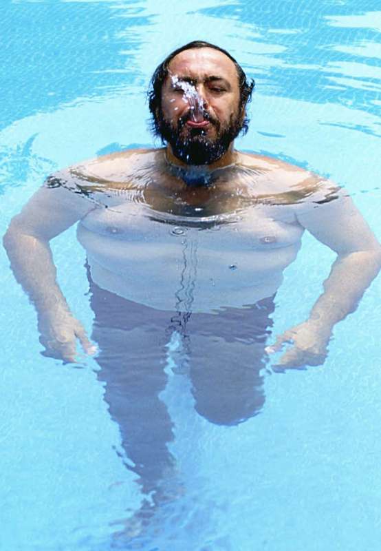 luciano pavarotti in piscina ph adolfo franzo'