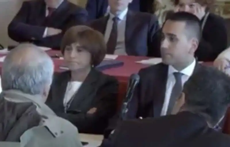 luigi di maio in imbarazzo davanti ad alessandro marescotti a taranto 3