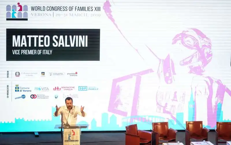 matteo salvini al congresso delle famiglie di verona