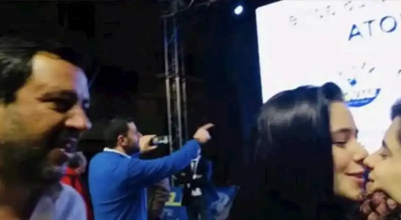 matteo salvini e il bacio saffico di gaia parisi e matilde rizzo durante il selfie