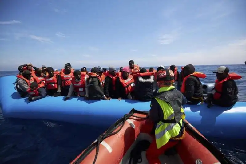 migranti sul  gommone verso la sea eye