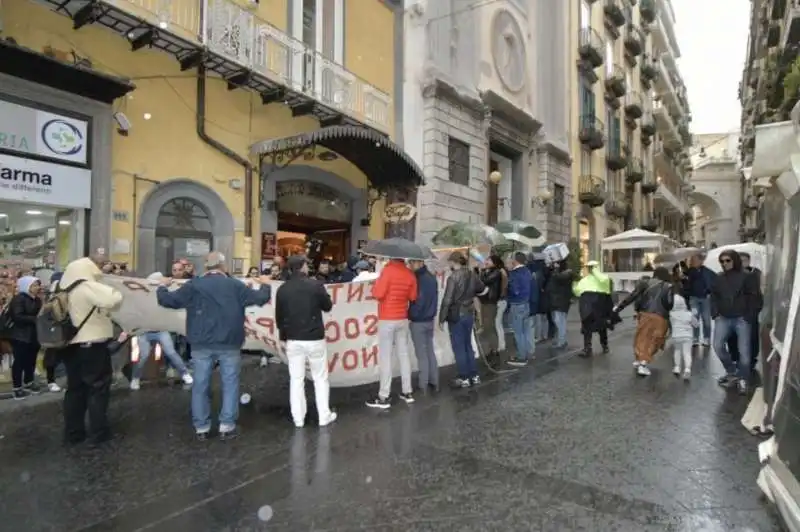 napoli   scontri prima dell'incontro con nicola zingaretti 10