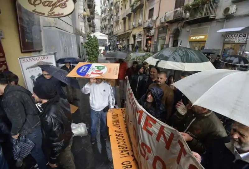 napoli   scontri prima dell'incontro con nicola zingaretti 8