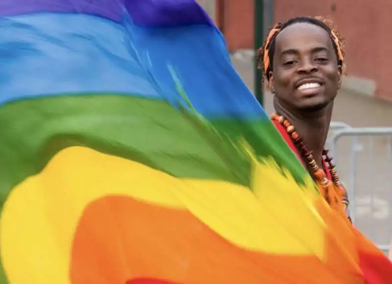 RAGAZZO DI COLORE CON LA BANDIERA ARCOBALENO