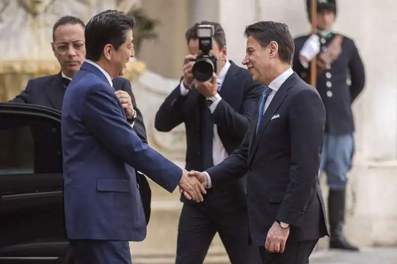 shinzo abe a roma incontra giuseppe conte 1