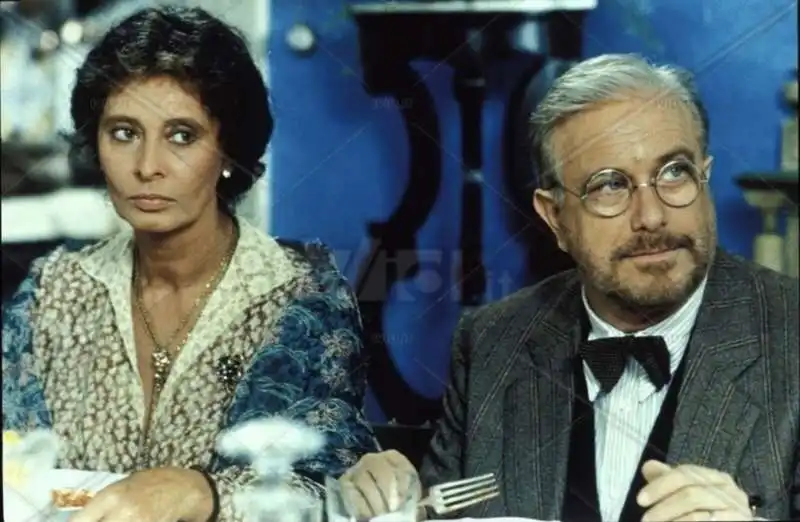 SOPHIA LOREN E LUCIANO DE CRESCENZO SUL SET DI SABATO, DOMENICA E LUNEDI' DI LINA WERTMULLER