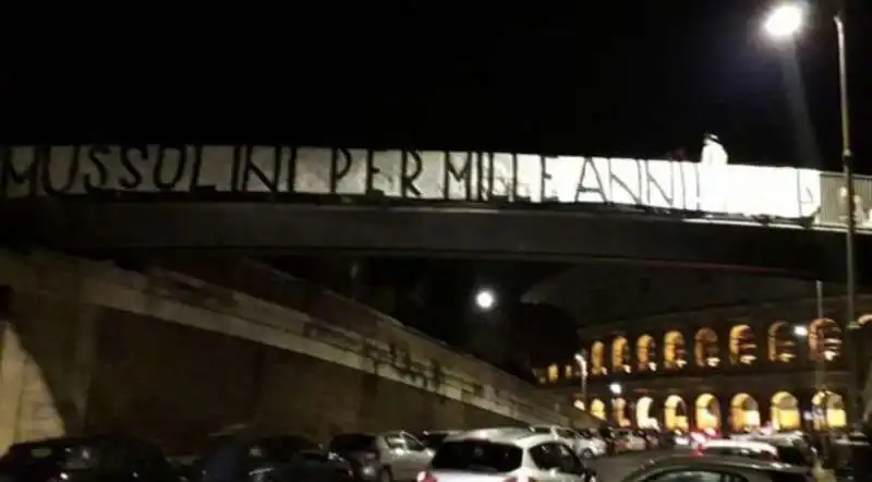 striscione forza nuova per l'anniversario della morte di mussolini 1