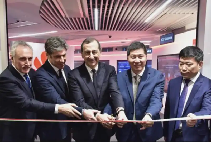 thomas miao inaugura la sede milanese di huawei con beppe sala