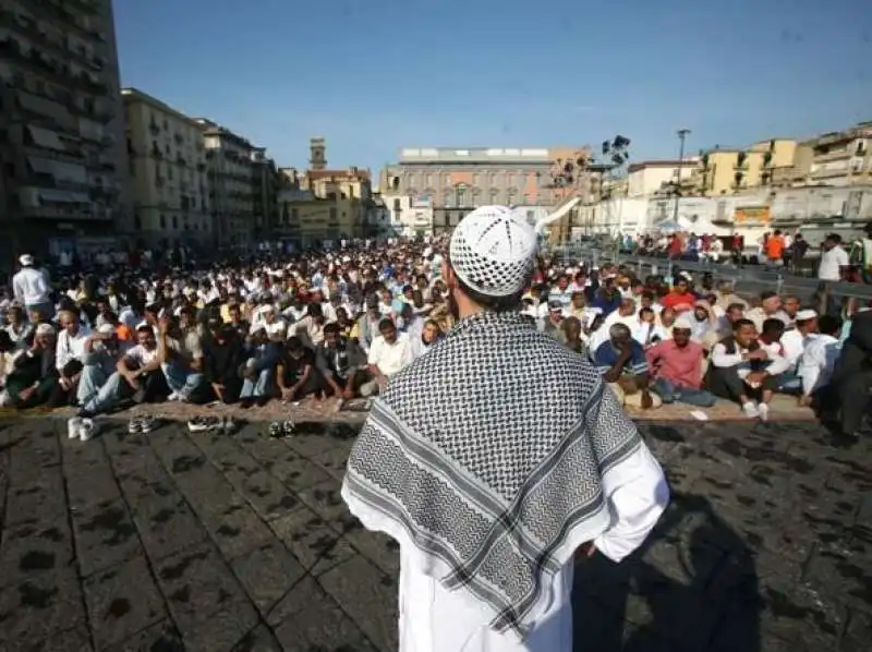 UN IMAM GUIDA LA PREGHERA