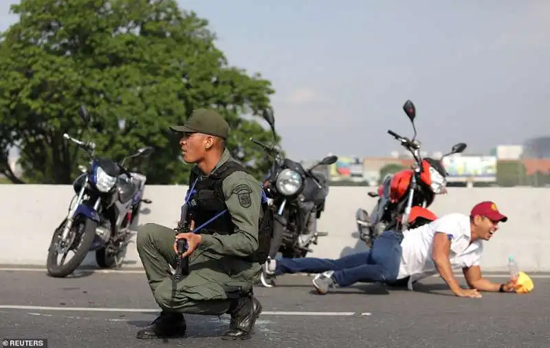 venezuela   scontri tra i manifestanti e la polizia dopo la chiamata alla rivolta di juan guaido' 8