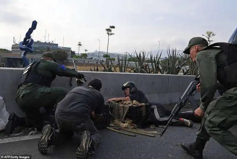 venezuela   scontri tra i manifestanti e la polizia dopo la chiamata alla rivolta di juan guaido' 13