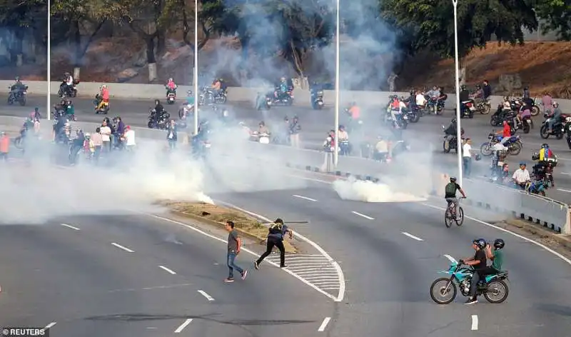 venezuela   scontri tra i manifestanti e la polizia dopo la chiamata alla rivolta di juan guaido' 7