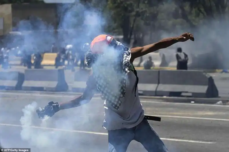 venezuela   scontri tra i manifestanti e la polizia dopo la chiamata alla rivolta di juan guaido' 11