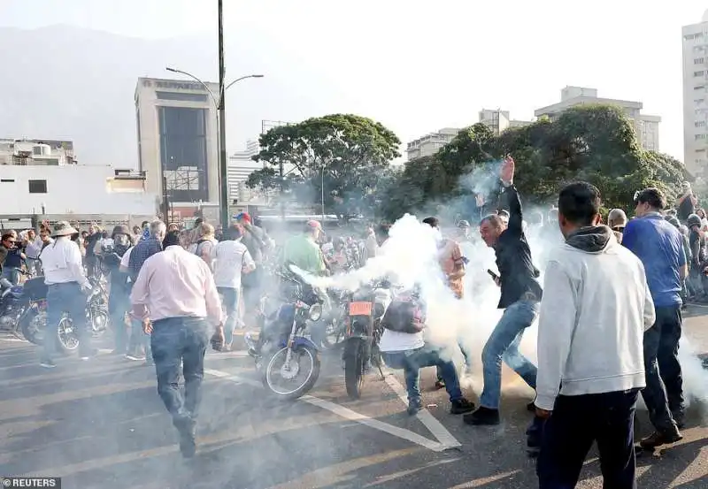 venezuela   scontri tra i manifestanti e la polizia dopo la chiamata alla rivolta di juan guaido' 3