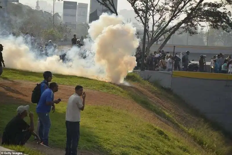 venezuela   scontri tra i manifestanti e la polizia dopo la chiamata alla rivolta di juan guaido' 1