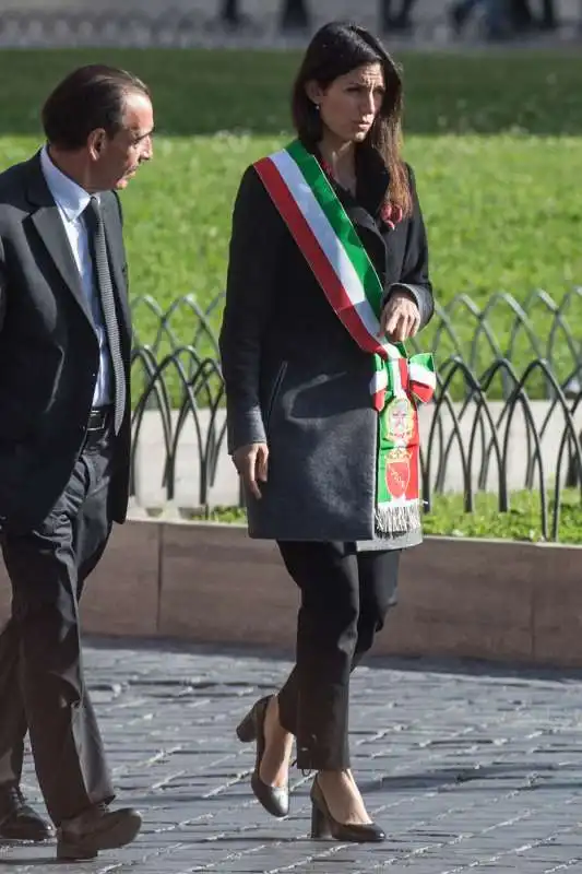 virginia raggi all'altare della patria per il 25 aprile 1