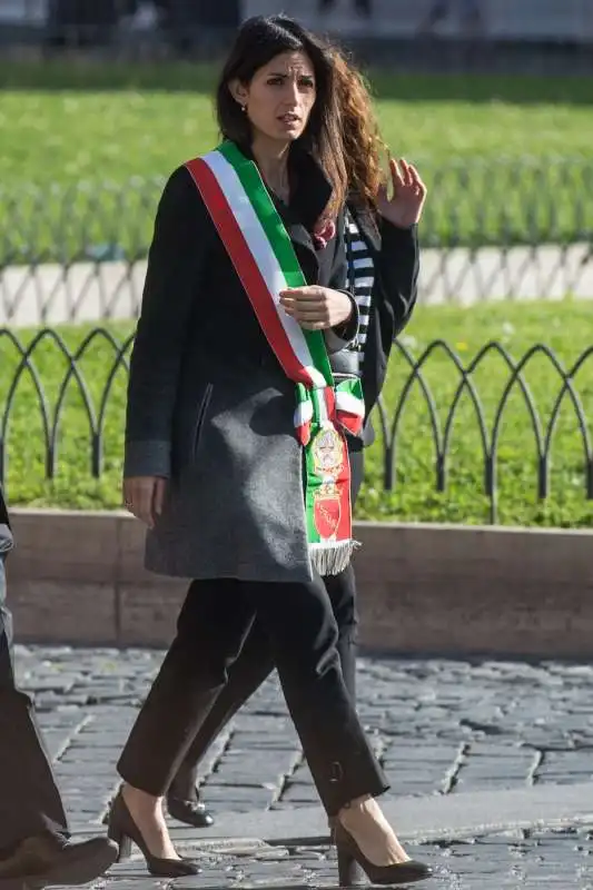 virginia raggi all'altare della patria per il 25 aprile 2