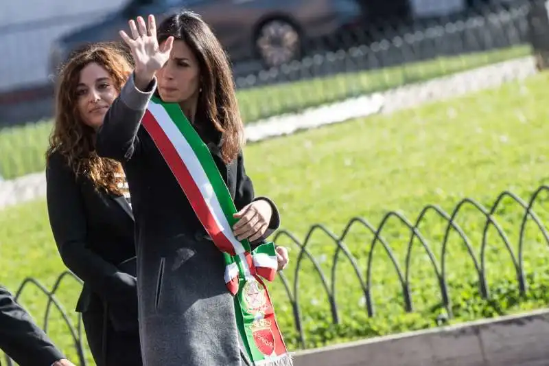 virginia raggi all'altare della patria per il 25 aprile 3