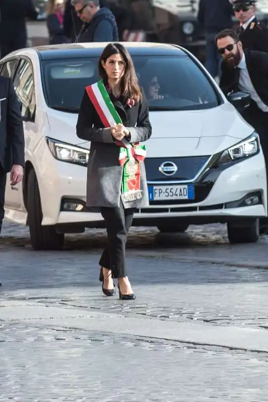 virginia raggi all'altare della patria per il 25 aprile 4