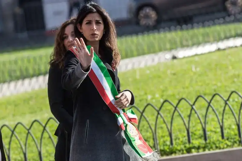 virginia raggi all'altare della patria per il 25 aprile 5