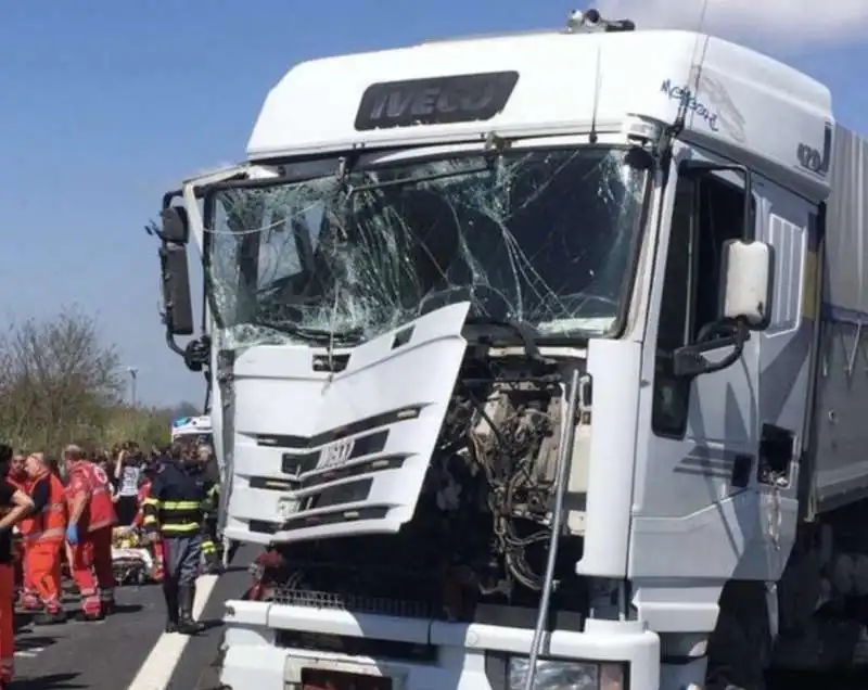 zagarolo   un tir si scontra contro un pullman di bambini in gita 6