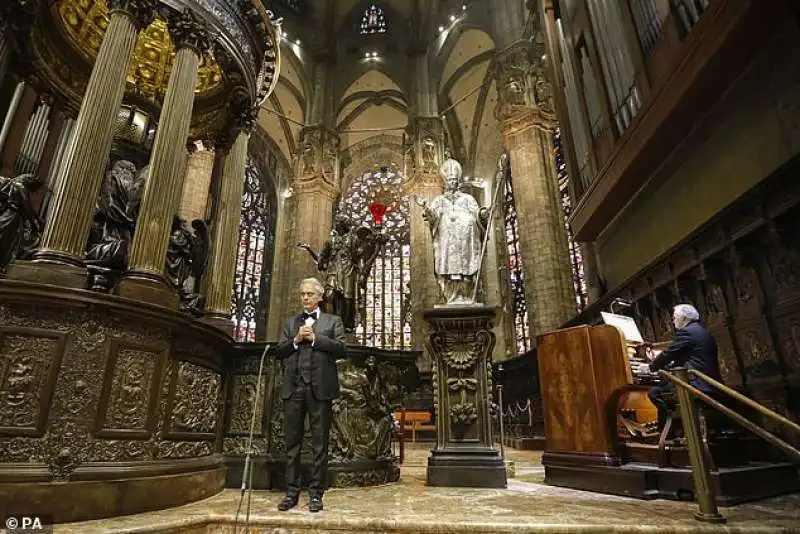 andrea bocelli   concerto di pasqua nel duomo di milano vuoto 1