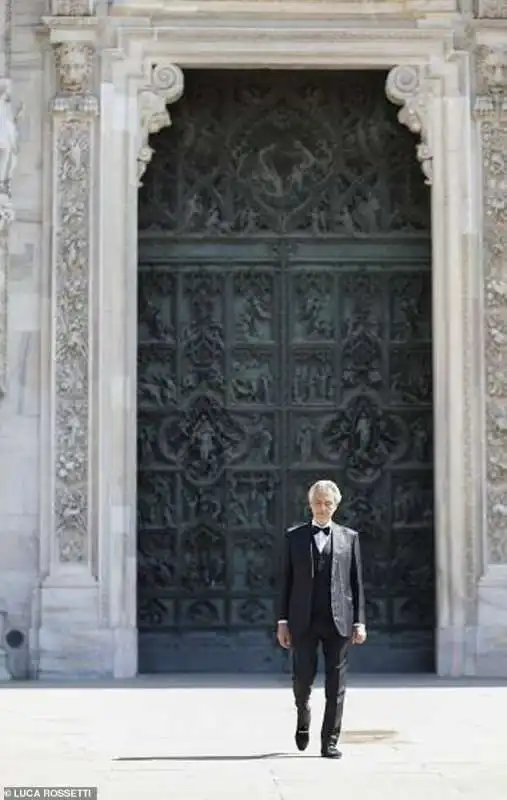 andrea bocelli   concerto di pasqua nel duomo di milano vuoto 11