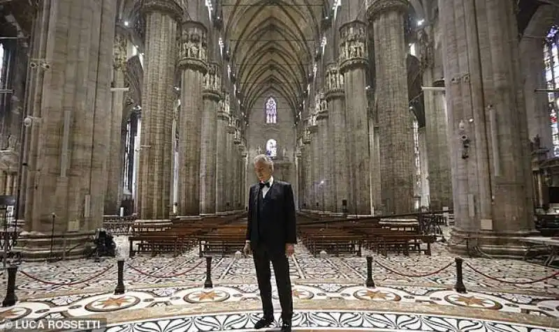 andrea bocelli   concerto di pasqua nel duomo di milano vuoto 6