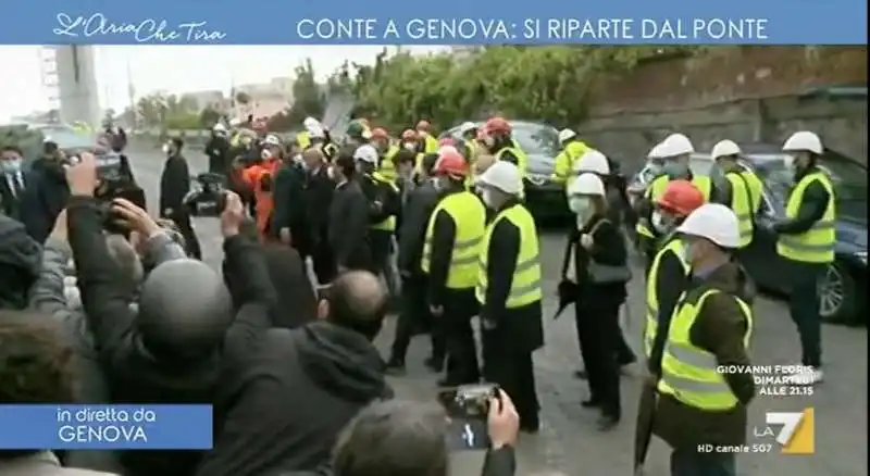 ASSEMBRAMENTO SOTTO IL PONTE DI GENOVA PER L ARRIVO DI CONTE