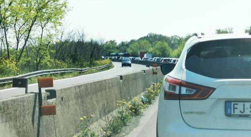 auto in coda sulla pontina