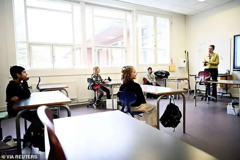 bambini  tornano a scuola in danimarca