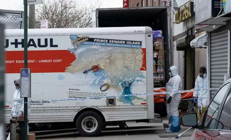 coronavirus, corpi nei camion a new york 8