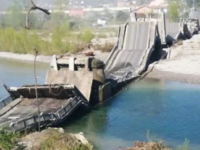 crolla ponte ad albiano   aulla, provincia di massa carrara 5